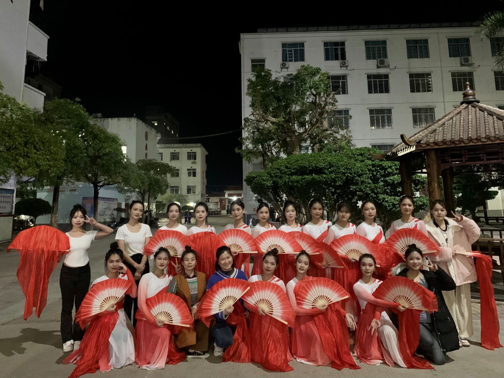 云开体育·(中国)官方网站到木乐一中绘画展示、参与晚会表演