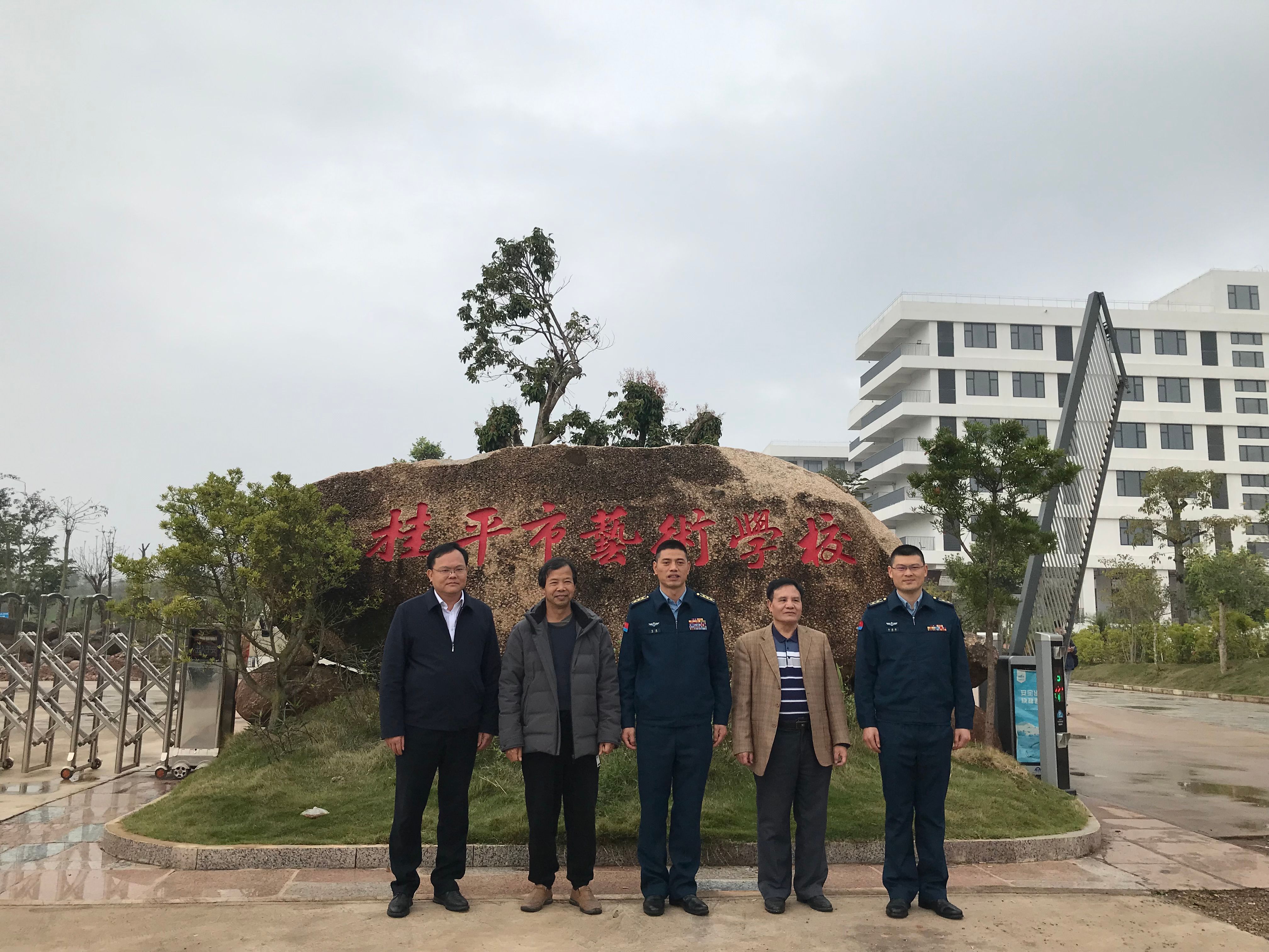 部队首长到我校指导工作丨 云开体育·(中国)官方网站  丨一方水土养育一代人。军民鱼水情，让我们的家园充满阳光、充满生机、充满希望！
