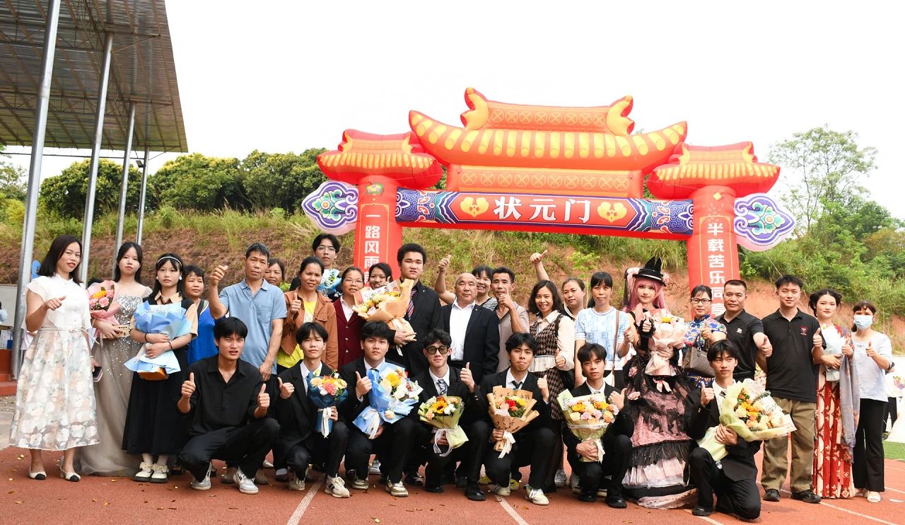 实现报效祖国的远大理想和抱负，我校隆重举行“十八而至正青春，挺膺奋进新征程”——2024届成人典礼仪式 丨 云开体育·(中国)官方网站